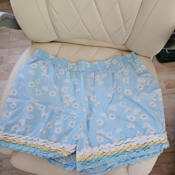 Simply Southern Light Blue Daisy Women's Shorts - Picture 1 of 2